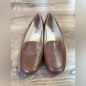 LIFE STRIDE Women's Tan Perforated Loafers